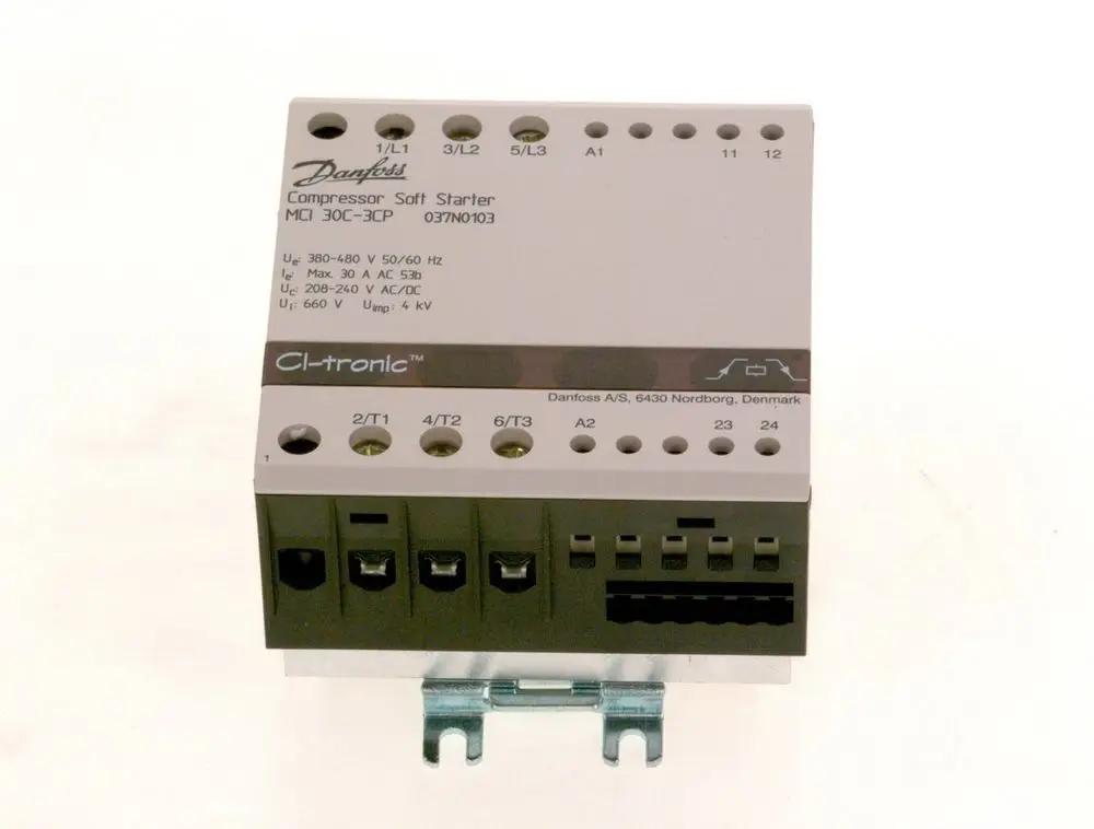 Danfoss Softstarter MCI 30C-3CP, geeignet zur Steuerung von Kompressoren, mit Anschlussklemmen und technischen Spezifikationen auf dem Gehäuse.